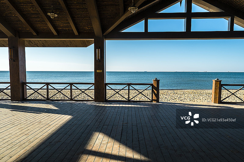 沙滩上的小屋光影图片素材