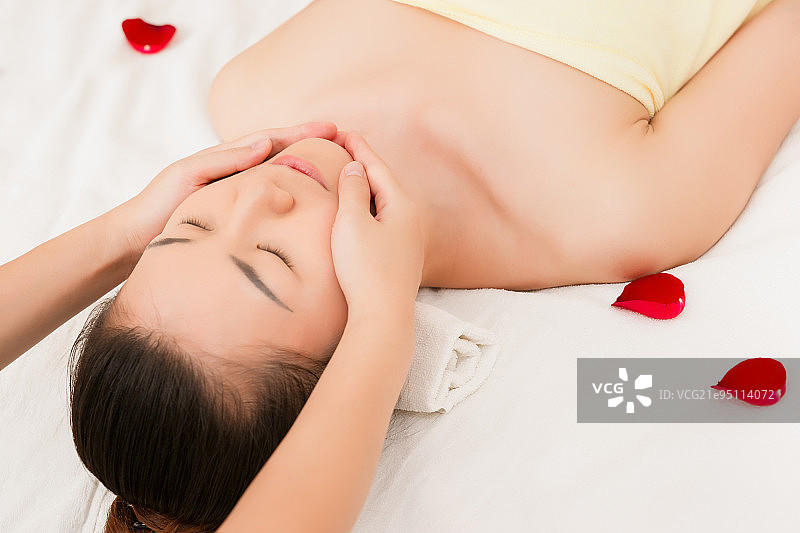 东方女人在做美容护理图片素材