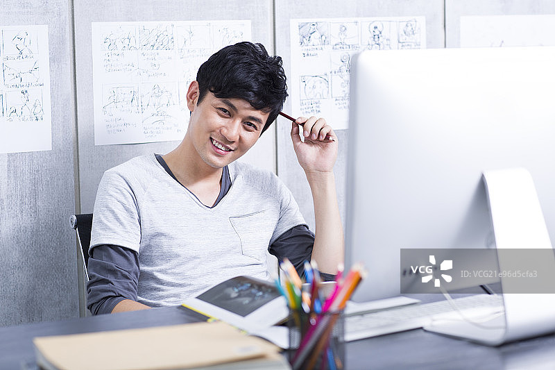 年轻男子在办公室工作图片素材