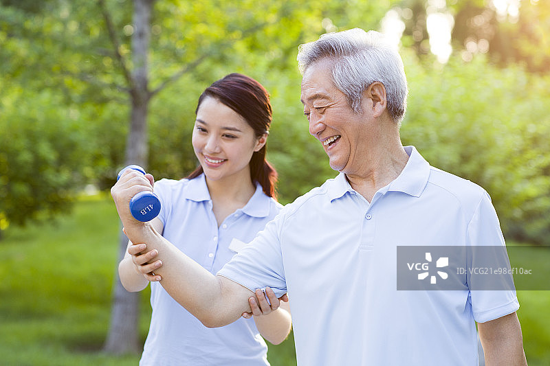 护工与锻炼身体的老人图片素材