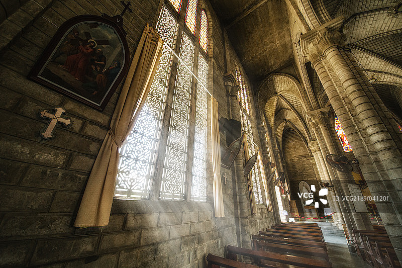 圣光照射下的天主教堂内景图片素材