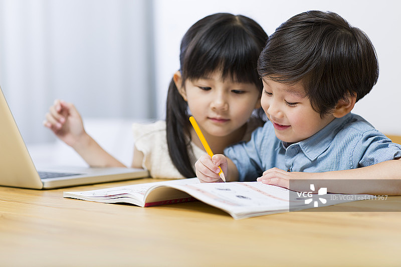 小男孩和小女孩写作业图片素材