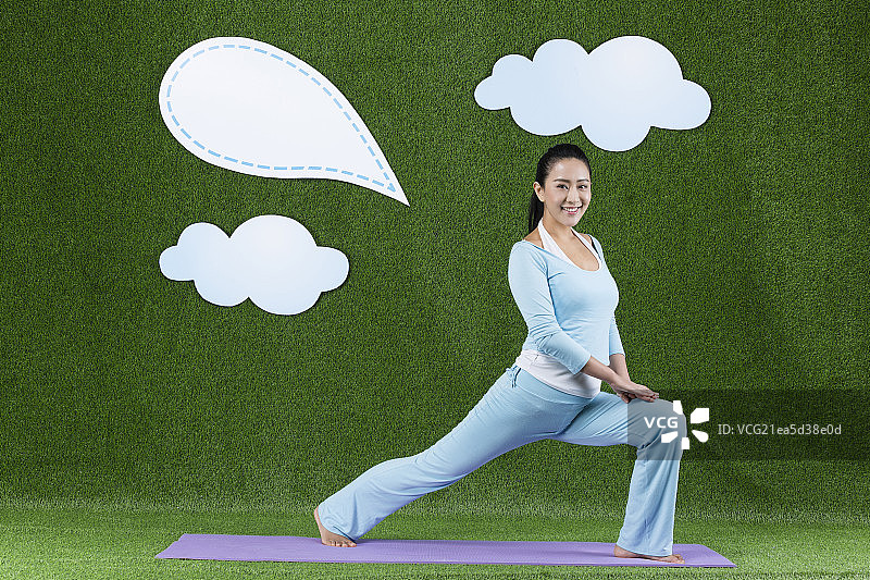 草地创意女性瑜伽图片素材