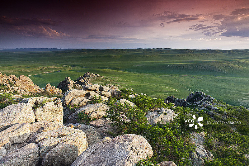 草原乌里雅斯太山落日图片素材