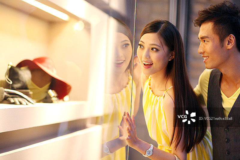 在购物的青年情侣图片素材