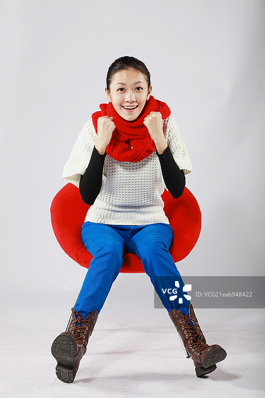 坐在红沙发上的女人图片素材