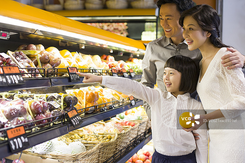 一家人在超市购物图片素材