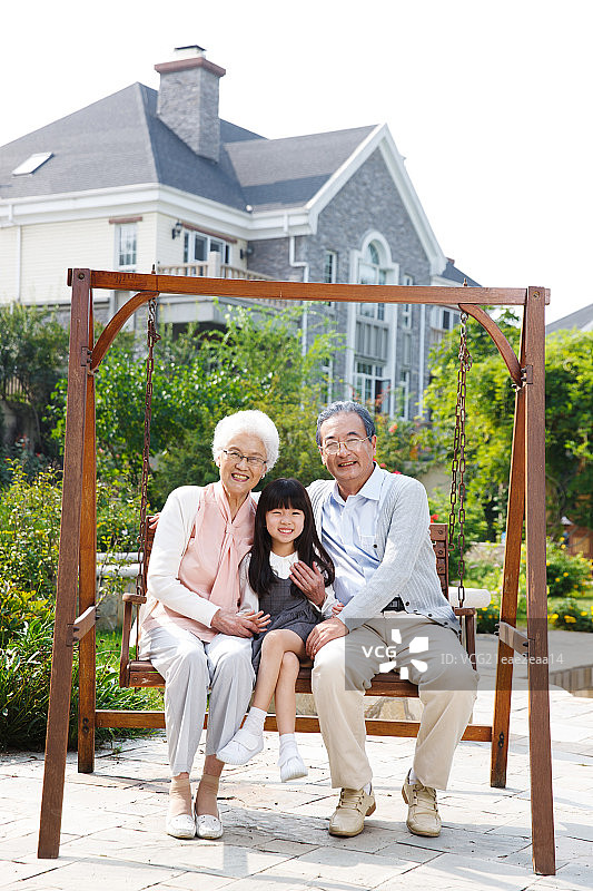 爷爷奶奶带着小孙女荡秋千图片素材