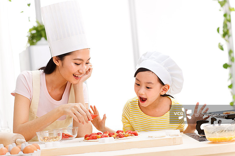 东方母女两人在做甜点图片素材