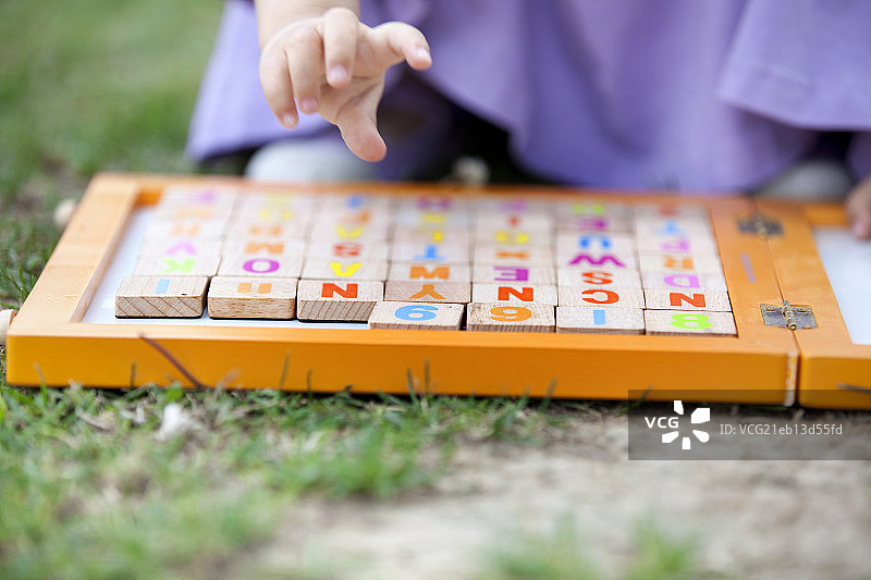 正在玩字母板的小女孩图片素材