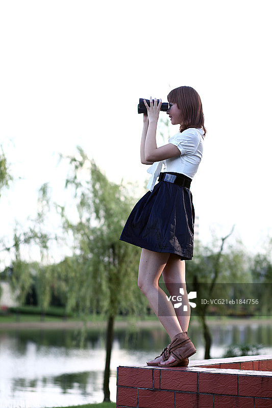 手持望远镜的女人图片素材