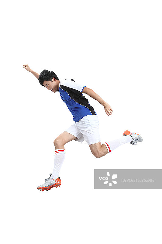 踢足球的年轻男人图片素材