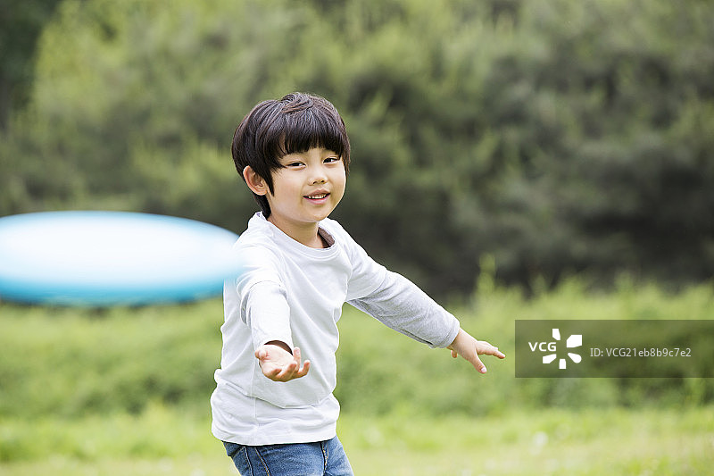 掷飞盘的小男孩图片素材