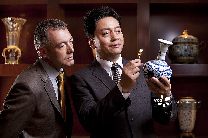 成功商务男士欣赏古董图片素材
