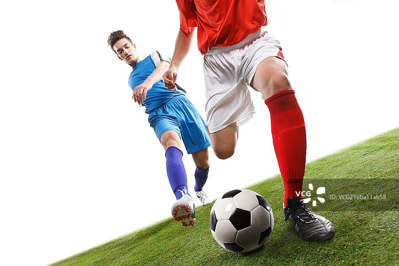 足球运动员踢球图片素材
