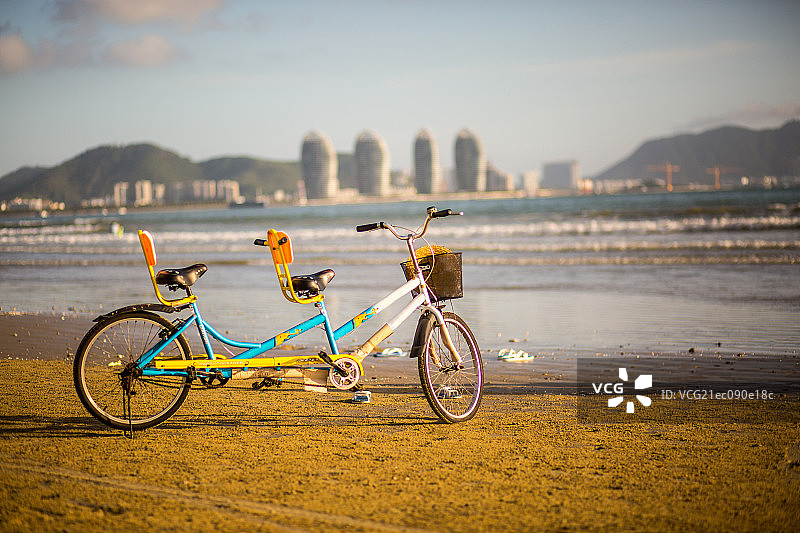 沙滩上的双人自行车图片素材