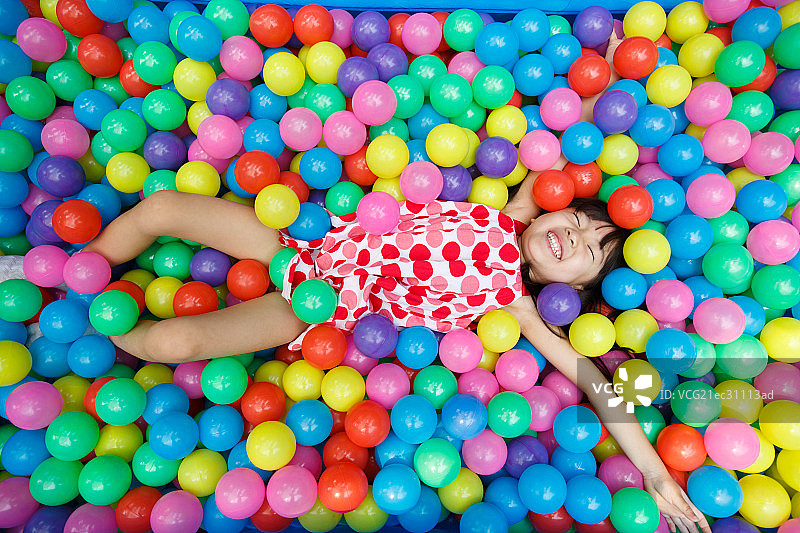可爱的小女孩在游乐场玩耍图片素材