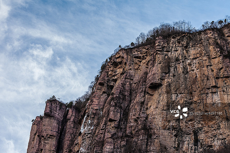 高耸入云的红岩绝壁图片素材