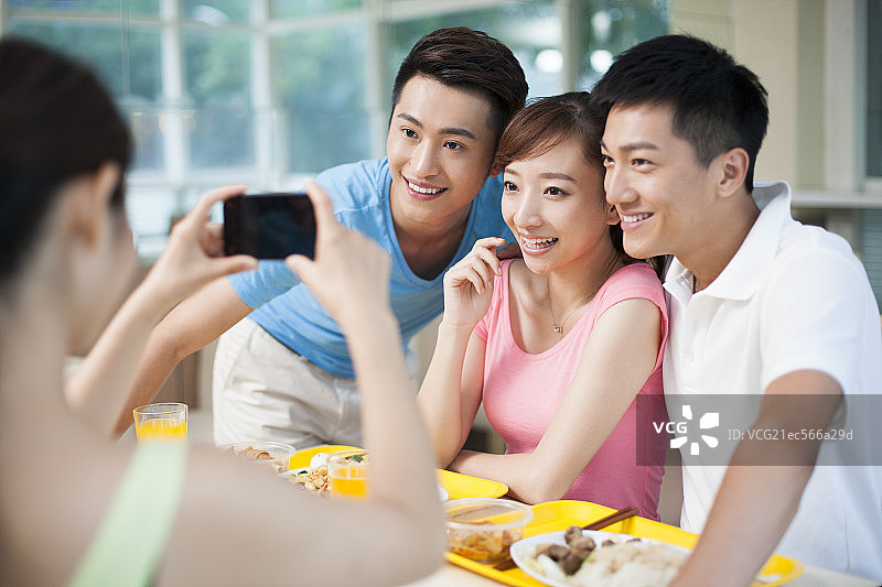 年轻人在餐厅拍照图片素材