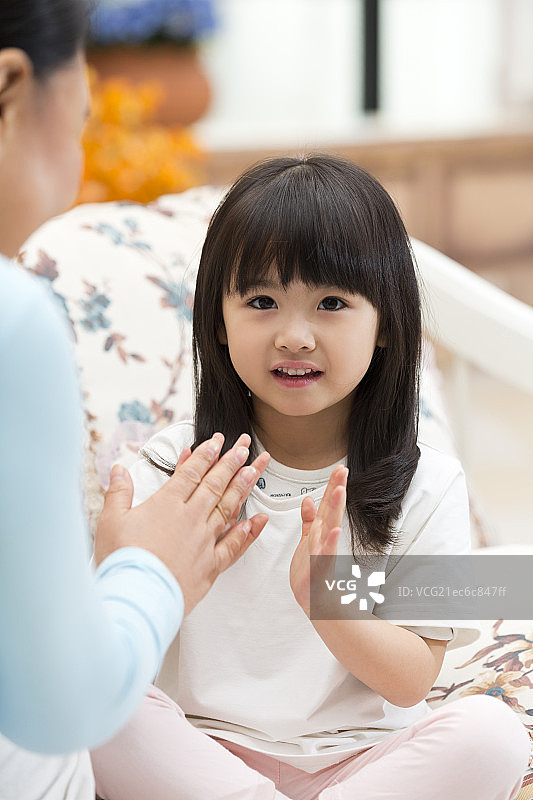 快乐的祖孙拍手做游戏图片素材