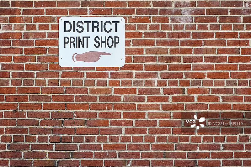 Print shop sign on brick wall图片素材