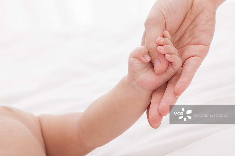 妈妈和孩子手牵手图片素材