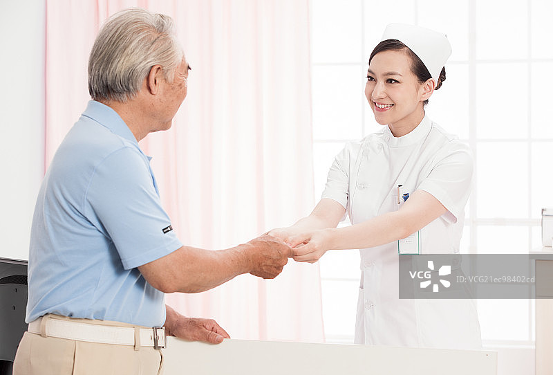 护士和老年人图片素材
