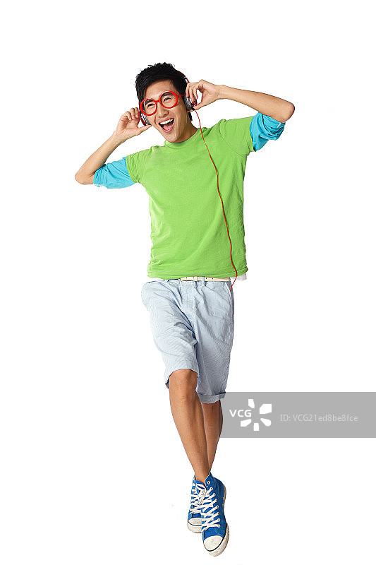 时尚活力的青年男孩听音乐图片素材