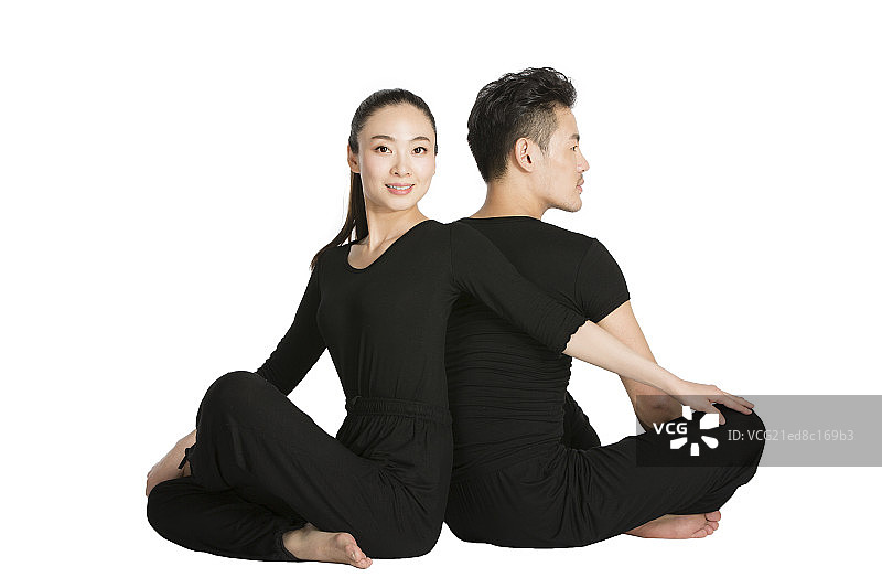 青年男女做瑜伽图片素材