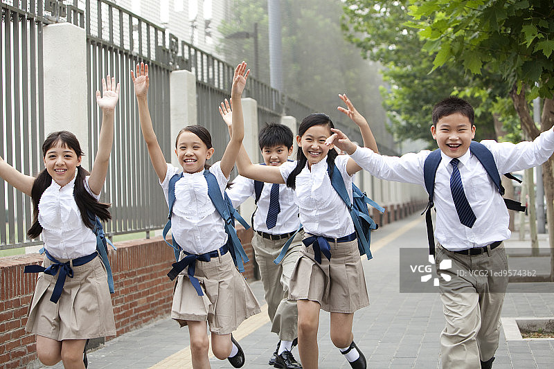 活泼的小学生在路上图片素材