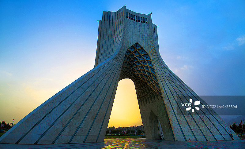伊朗德黑兰自由塔日落景象图片素材