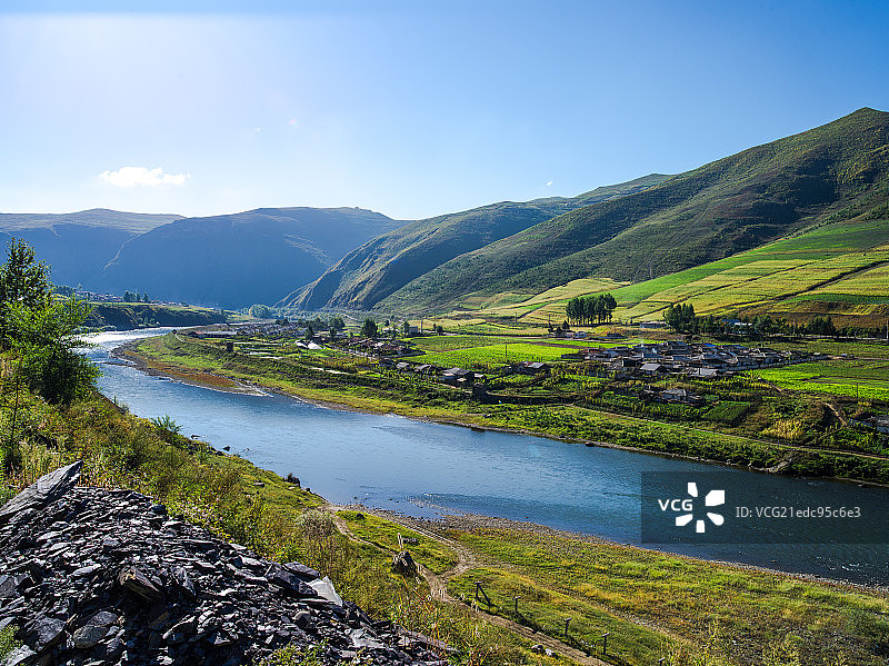 中朝边境长白山脚下鸭绿江风光图片素材