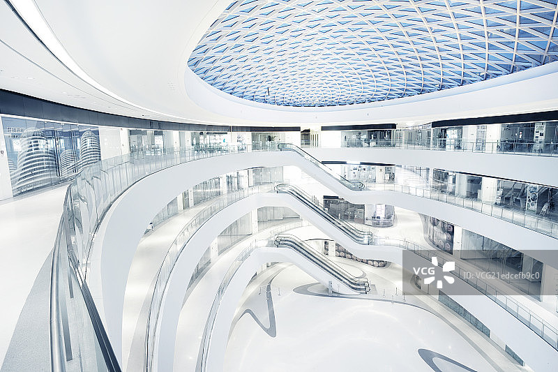 现代建筑高档办公环境-穹顶楼层地面电梯图片素材