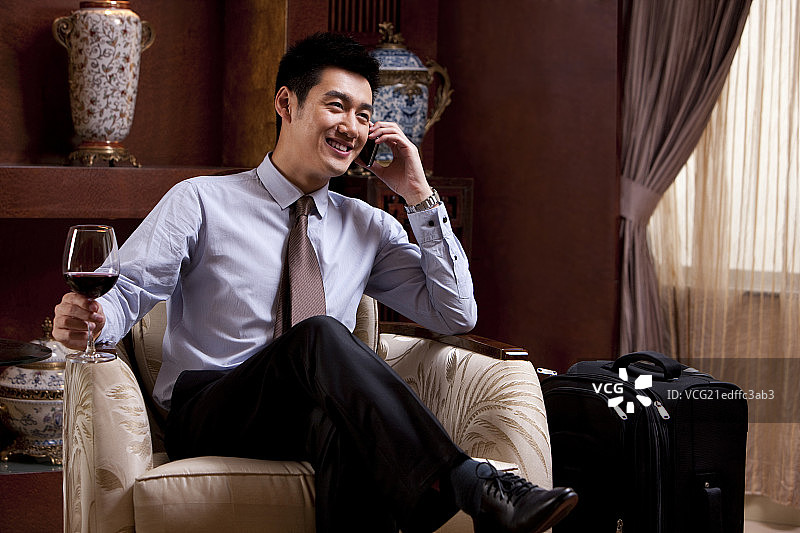 商务男士在酒店用手机图片素材