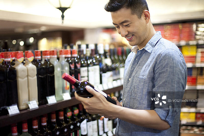 年轻男子在超市购物图片素材