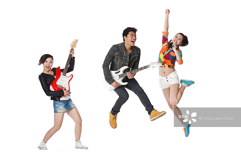 时尚活力的年轻人弹吉他演唱图片素材