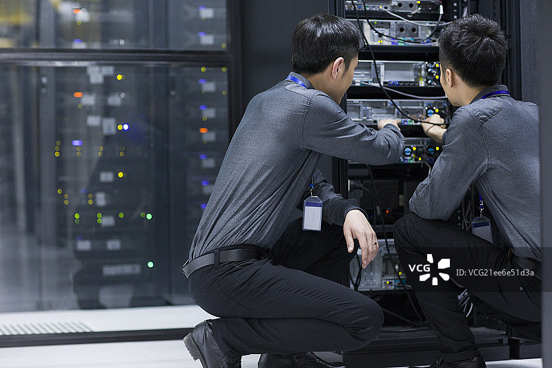 技术员在机房检查维修图片素材