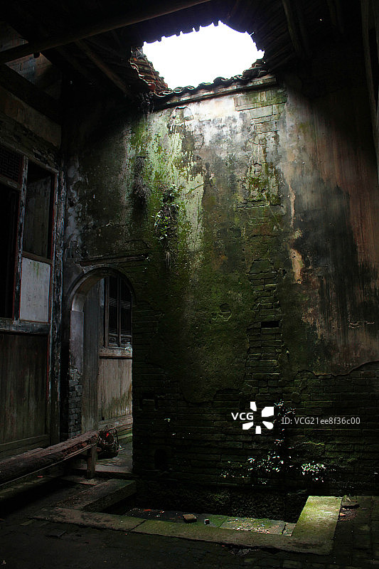 徽派建筑庭院中的天井图片素材