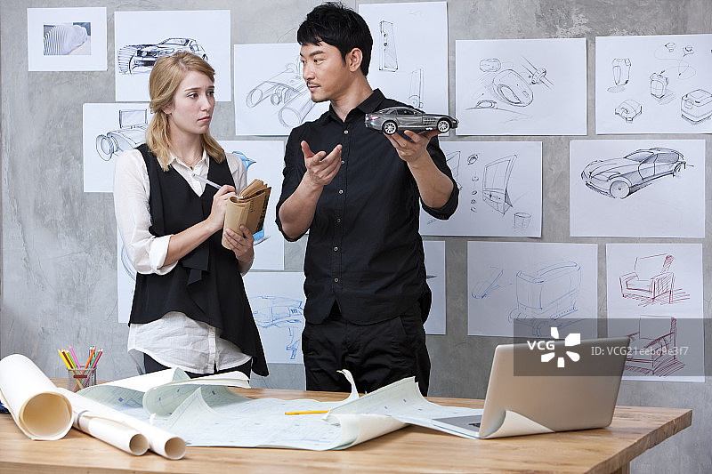 汽车设计师和助手图片素材