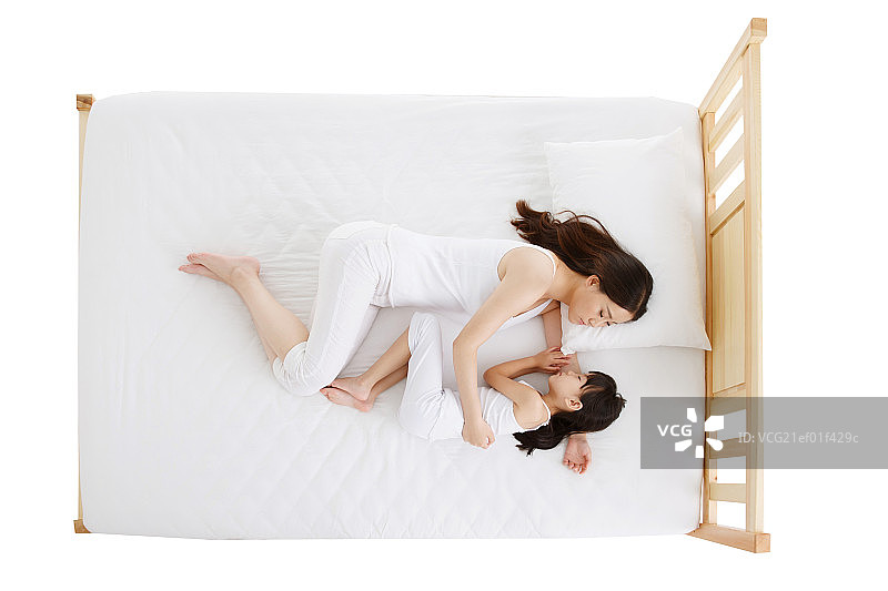 母亲和女儿在床上睡觉图片素材