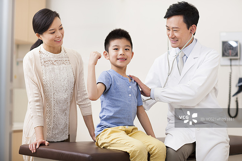 儿科医生听诊图片素材