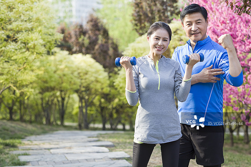中年夫妇在公园健身图片素材