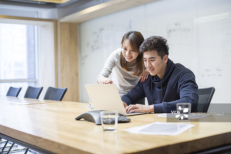商务人士在会议室使用笔记本电脑图片素材