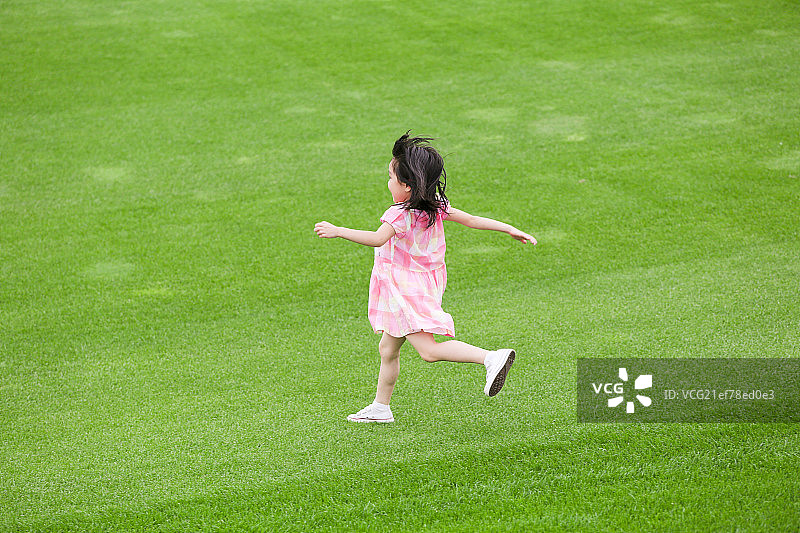 快乐儿童在草地上玩耍图片素材