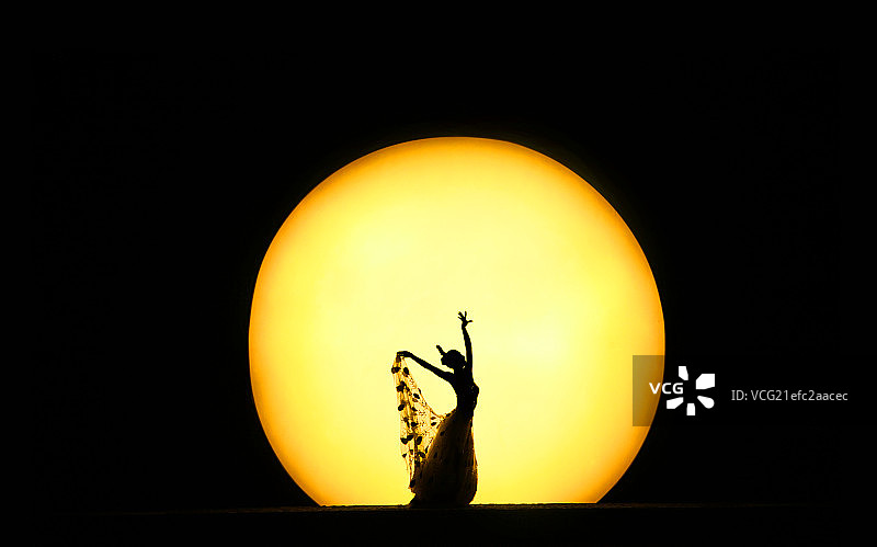 舞蹈中的女子图片素材