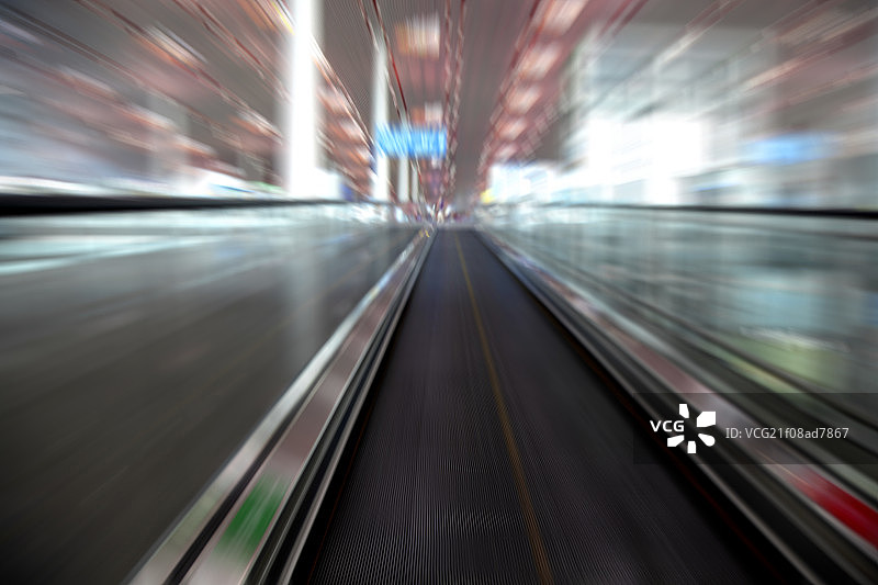 机场明亮大厅中的电动扶梯图片素材