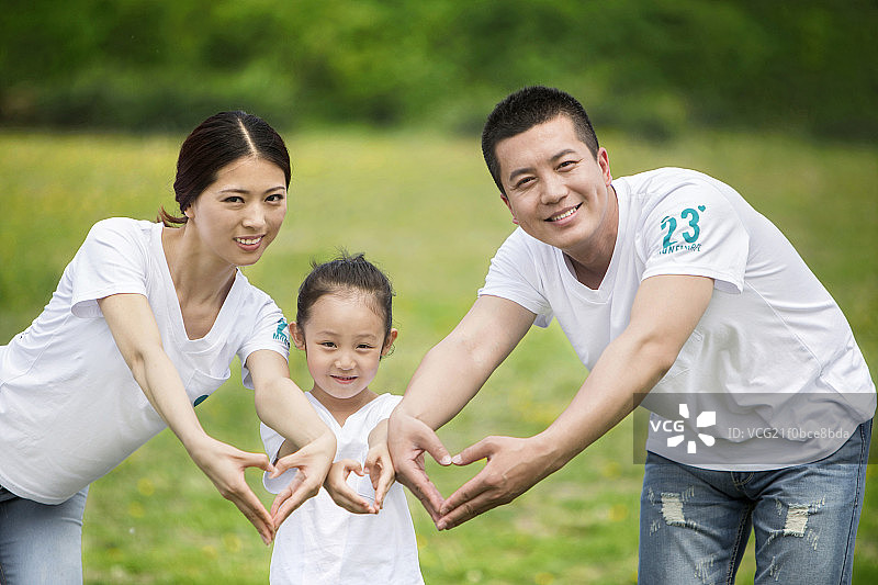 做心形手势的一家三口图片素材