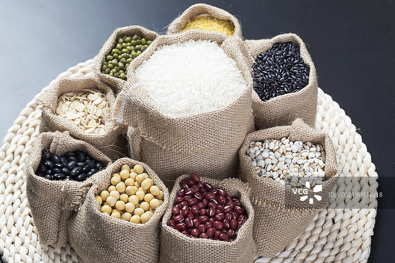 放在口袋里的五谷杂粮图片素材