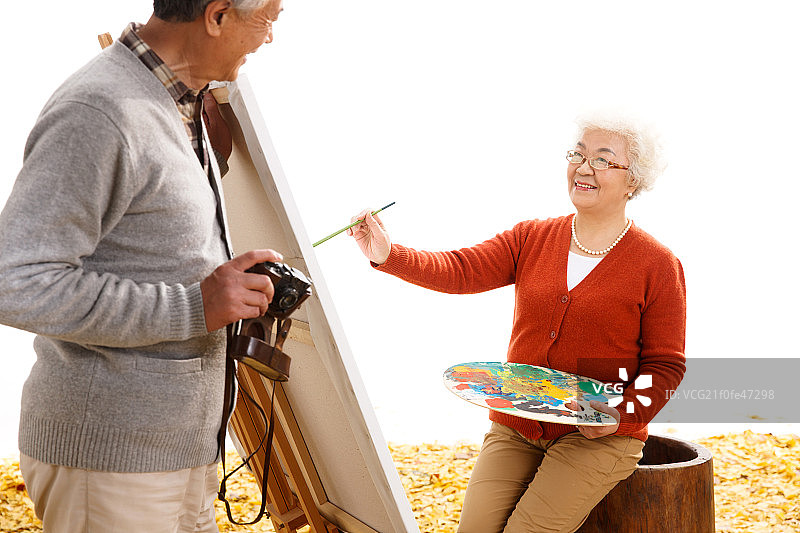 幸福的老年夫妇户外画画图片素材