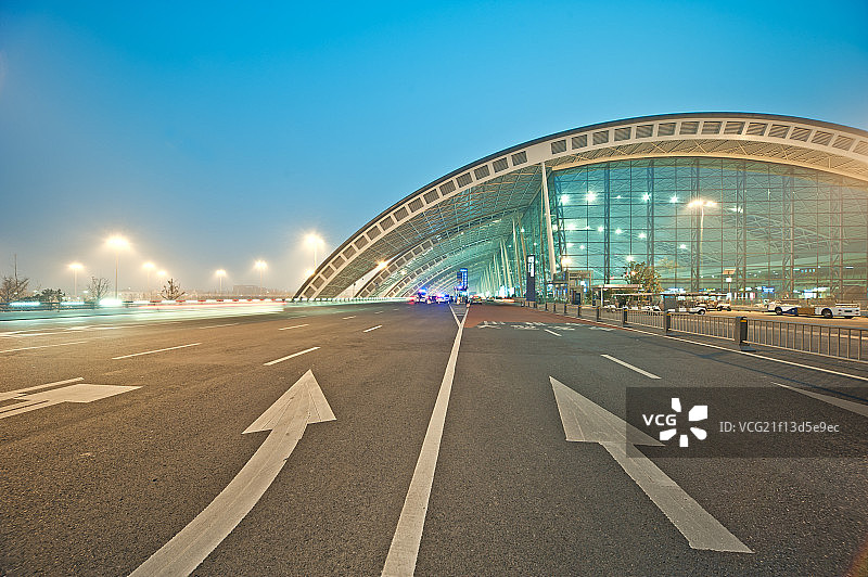 中国成都市双流国际机场，汽车背景图片素材